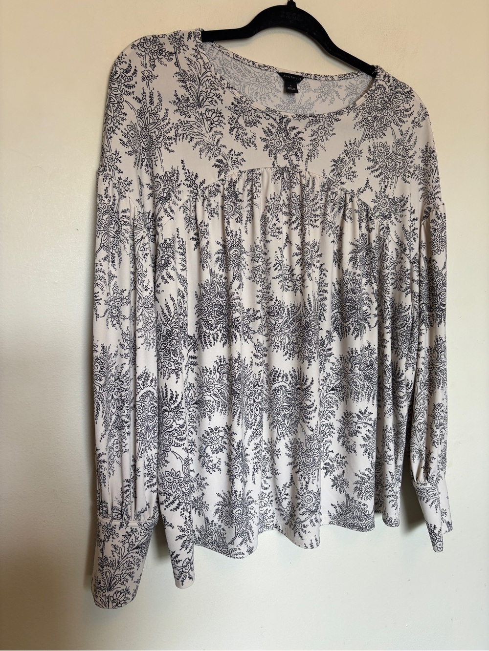 Ann Taylor Floral Long Sleeve Top Sz S Stretch Lagenlook Crew Neck Button Sleeve